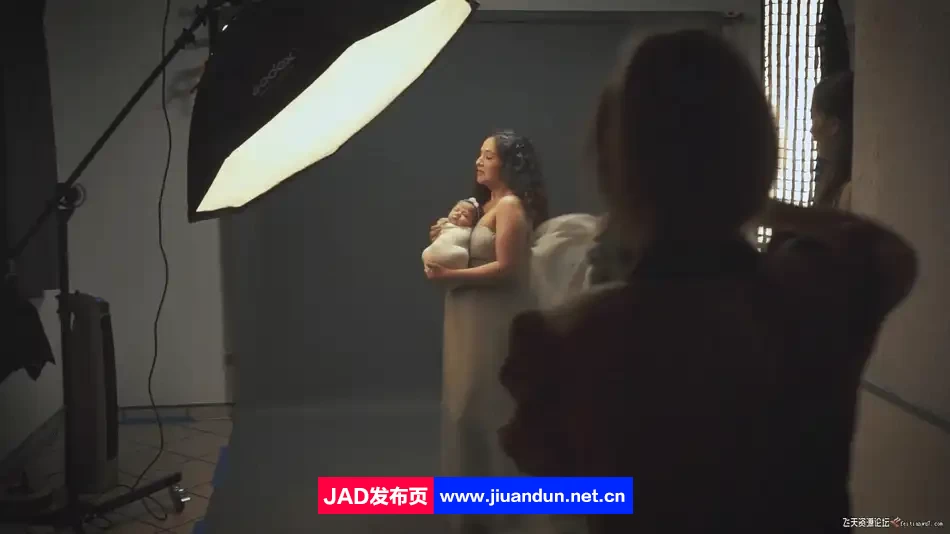 摄影师Ramona Cabrera孕妇人像写真高级布光摆姿教程-中文字幕 摄影 第2张
